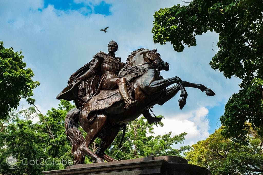 Estátua de Simón Bolívar no centro da Plaza Bolívar