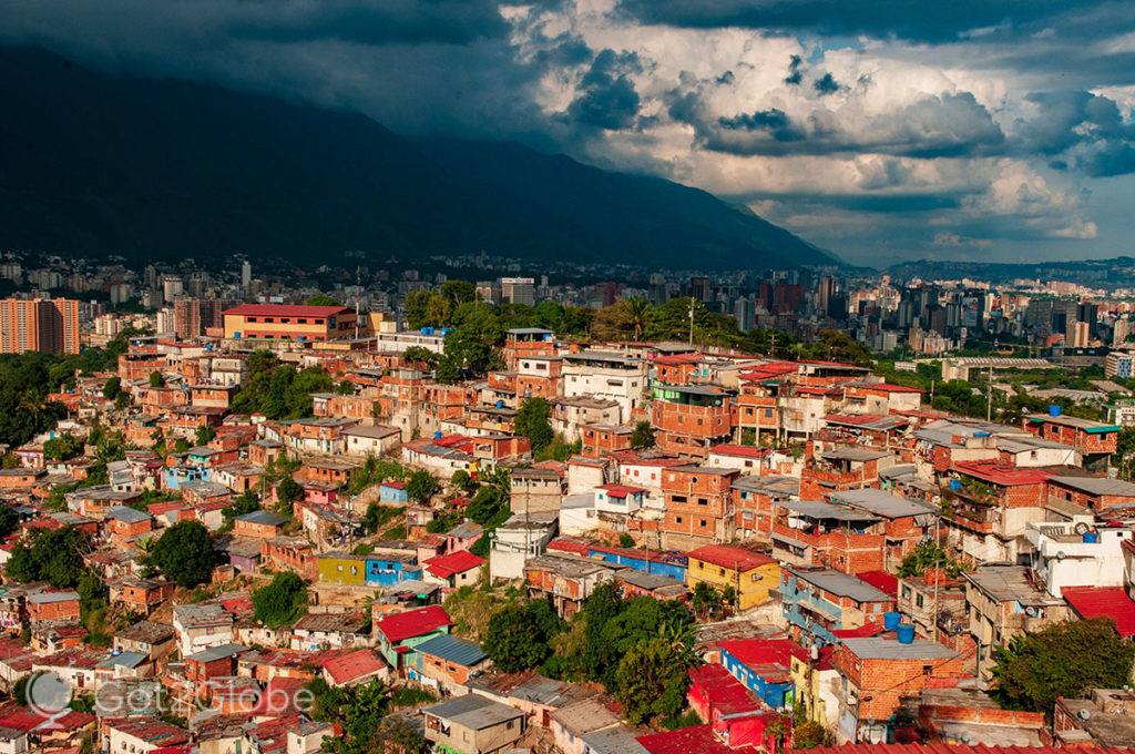 Favela do bairro de San Agustin, vista do Metrocable de Caracas