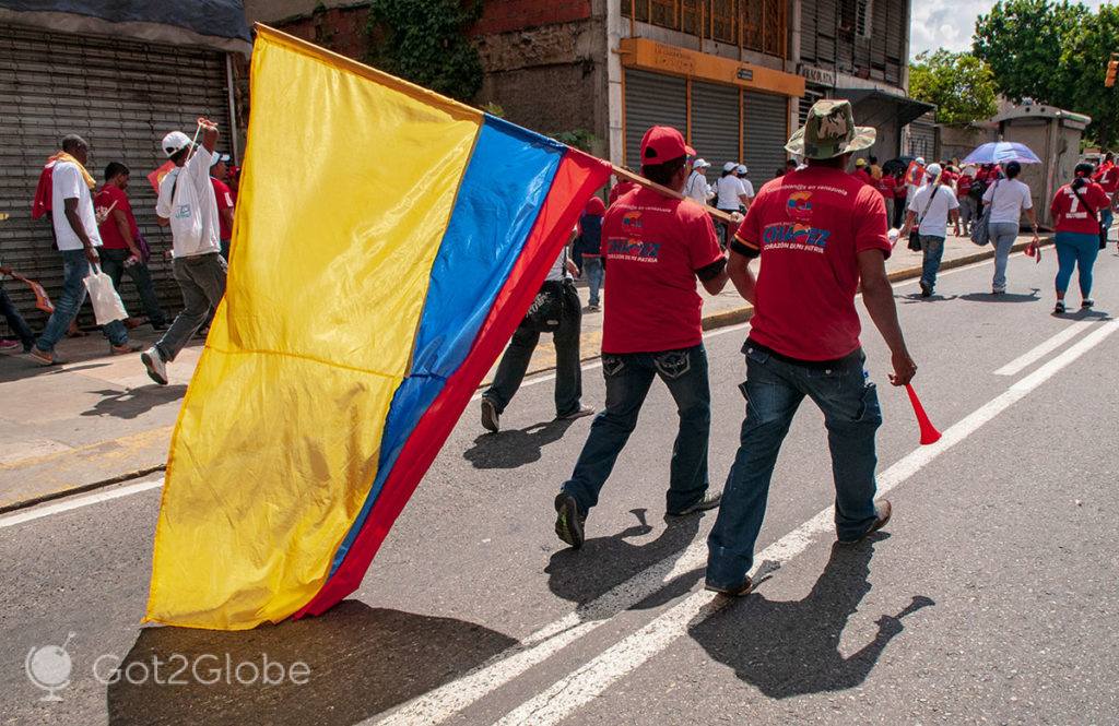 Manifestantes transportam uma bandeira da Venezuela