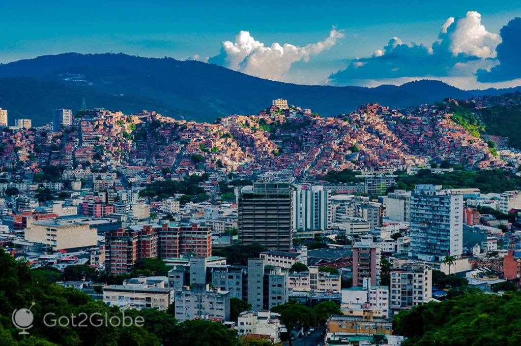 Prédios altos do centro cercados por uma das dezenas de favelas de Caracas.
