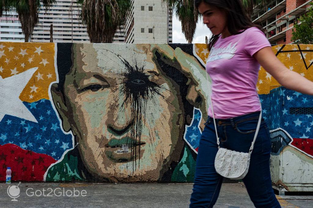 Mural que exibe Hugo Chávez manchado por tinta negra