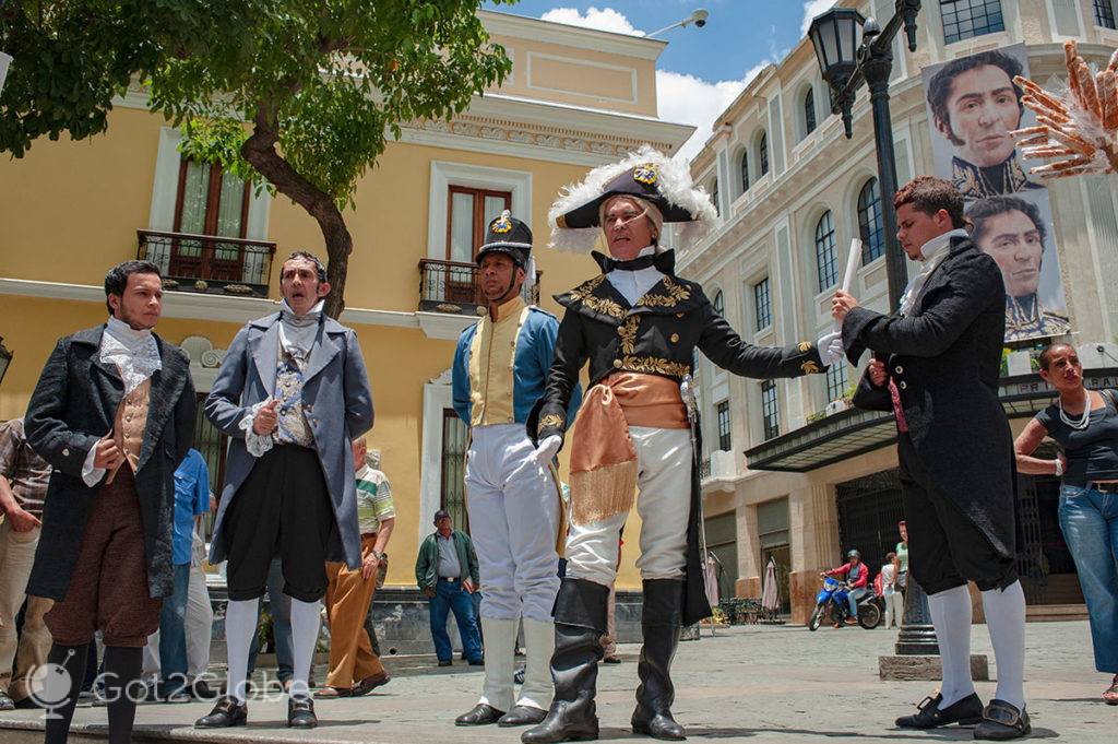 Representação histórica em torno da Plaza Bolivar