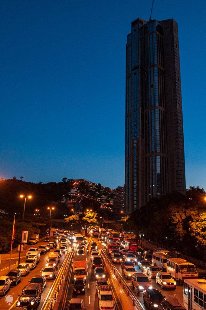 Tráfico durante o anoitecer de Caracas