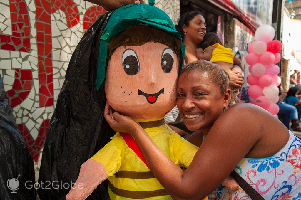 Vendedora de um mercado num momento divertido