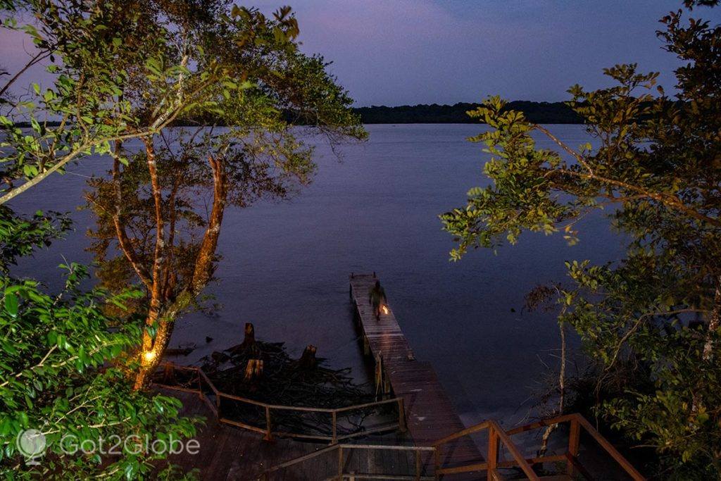 Anoitecer na lagoa Iguela diante do Ndola Lodge