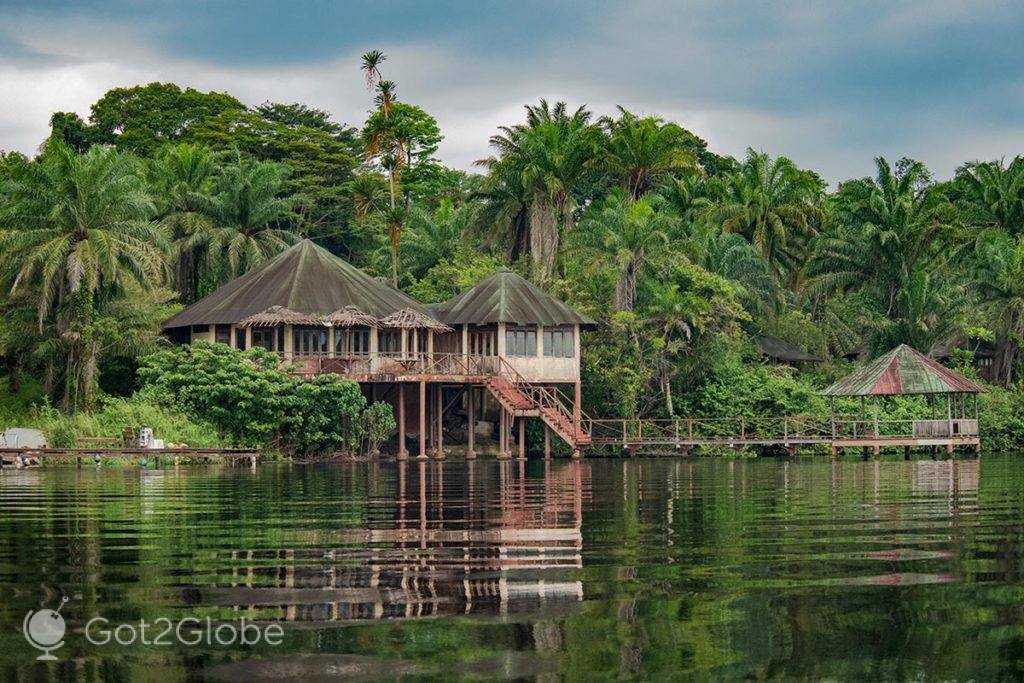 O edifício principal do antigo Loango Lodge, em tempos o principal lodge do PN Loango