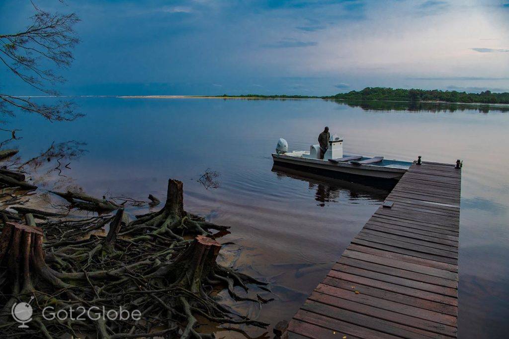Timoneiro do Ndola Lodge a postos numa lancha de serviço