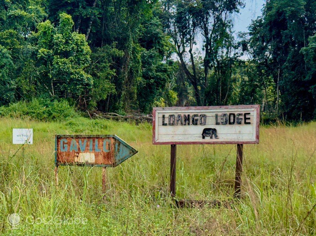 Placas de beira da estrada indicam os antigos Loango Lodge e Gavrilo Lodge