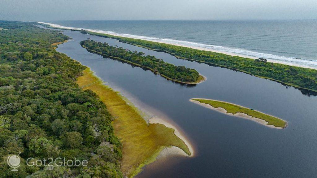Lagoa represada paralela ao oceano Atlântico, na zona de Luri