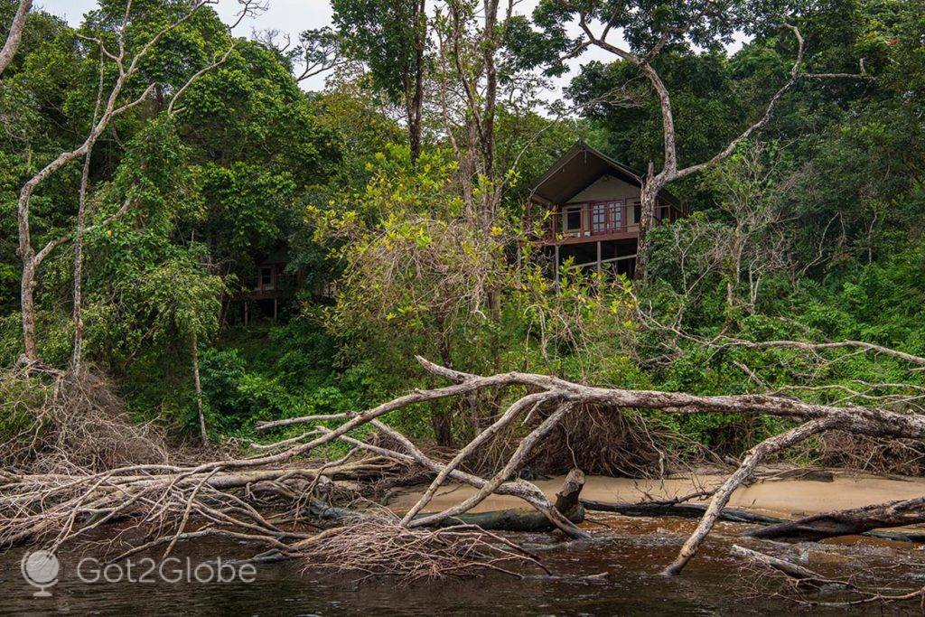 Uma das cabanas do Ndola Lodge, junto à foz da Lagoa de Iguela
