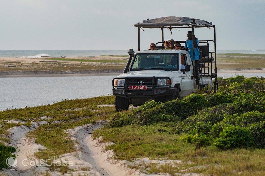 Um dos veículos de safari do Ndola Lodge, junto ao oceano Atlântico