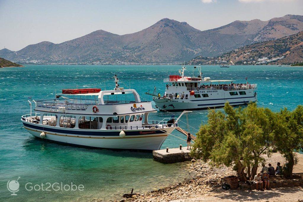 Barcos à espera de regressarem à costa de Creta