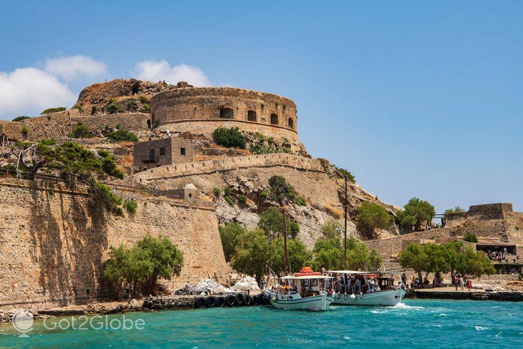 Barcos no pequeno porto de Spinalonga, abaixo da meia-lua de Barbariga
