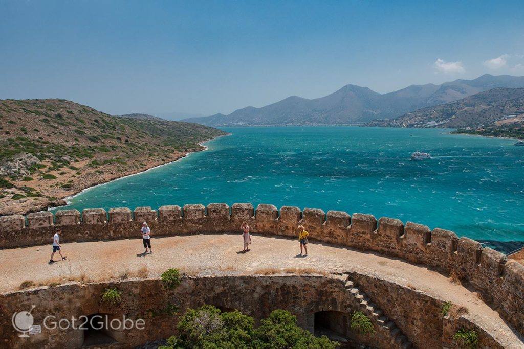 Visitantes no adarve da Meia-lua Barbariga, fortaleza de Spinalonga