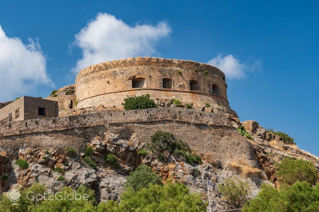 Nuvens acima da Meia-lua Barbariga da fortaleza de Spinalonga
