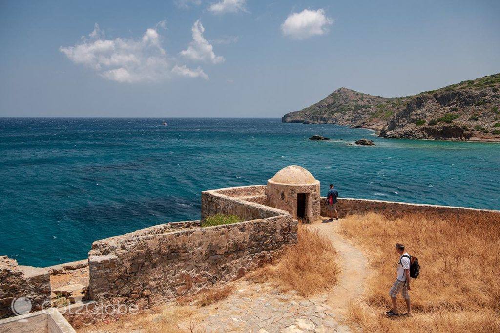 Visitante espreita a vista de uma das várias guaridas da ilha
