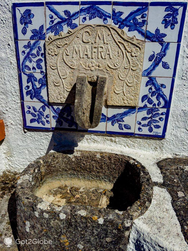 Velho chafariz sinalizado como da CM Mafra