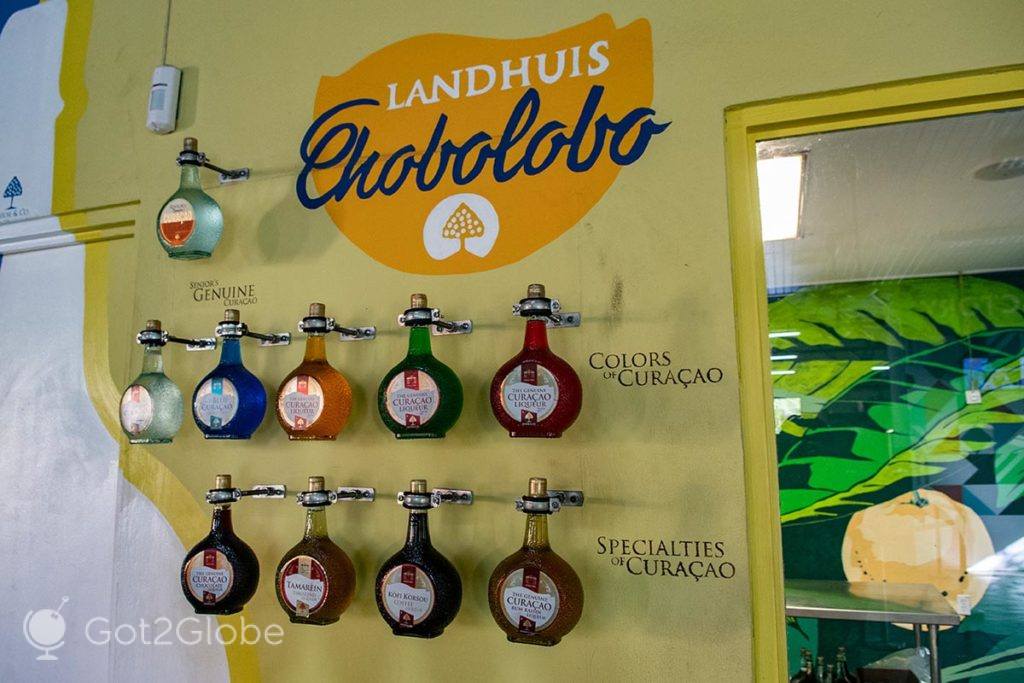 Garrafas de Blue Curaçao expostas na distilaria de Chobolobo