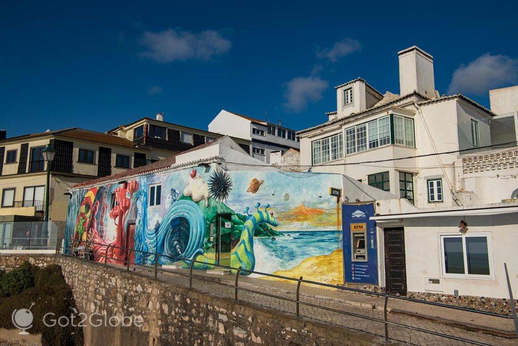 Discoteca Ouriço, decorada por uma pintura mural exuberante