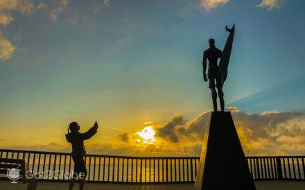 O Guardião da Reserva Mundial de Surf, ao pôr-do-sol
