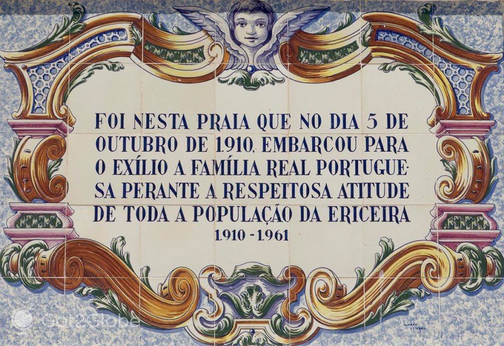 Painel de azulejo que informa sobre a partida da família real portuguesa da Praia dos Pescadores, em Outubro de 1910