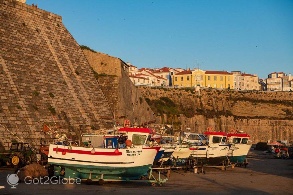 Barcos de pesca na retaguarda da também conhecida por Praia dos Barcos