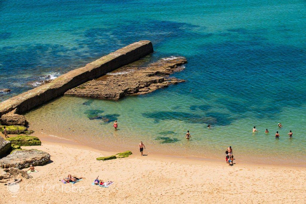 Banhistas num recanto sossegado da Praia dos Pescadores