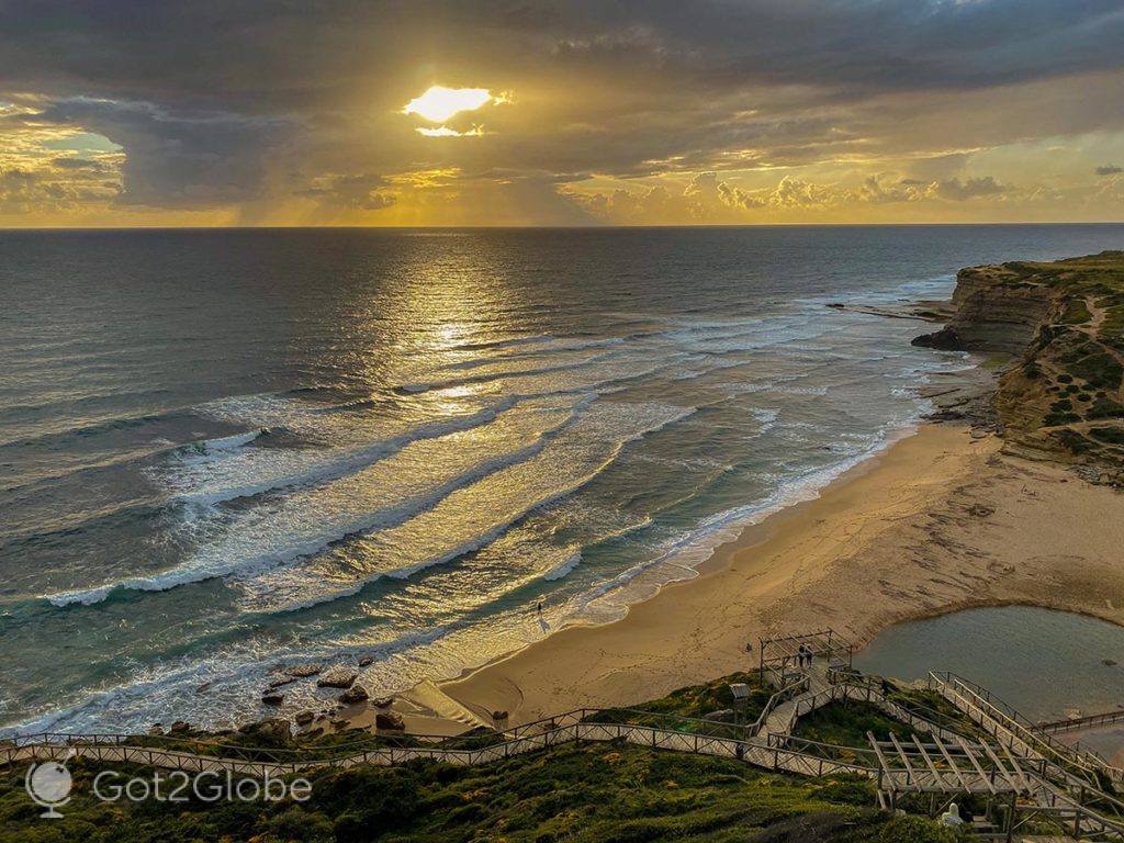 Ocaso a ocidente da Praia de Ribeira d'Ilhas