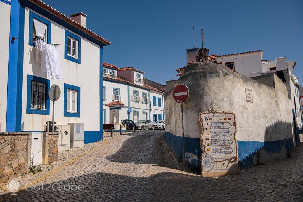 Entrada para outra das ruas azuis e brancas da Ericeira