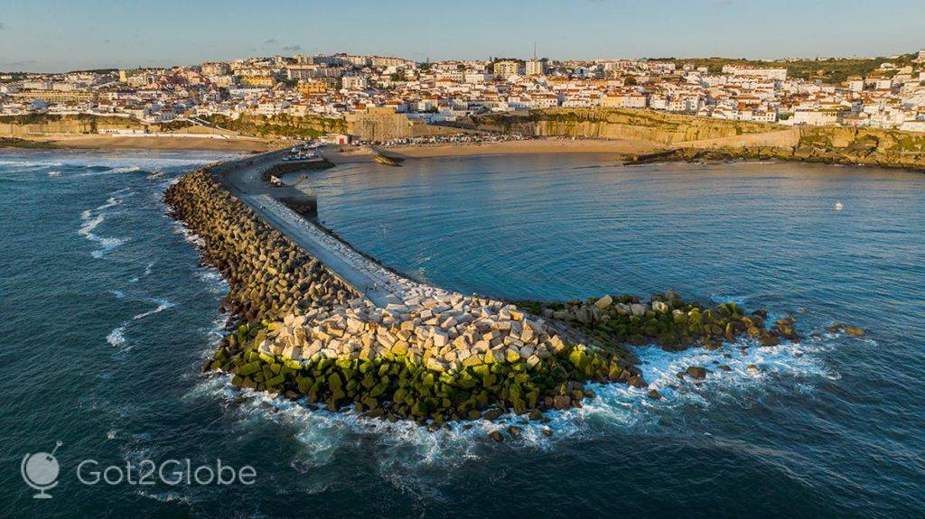 Vista aérea da Ericeira com o molhe construído para proteger o porto do mar tempestuoso do norte