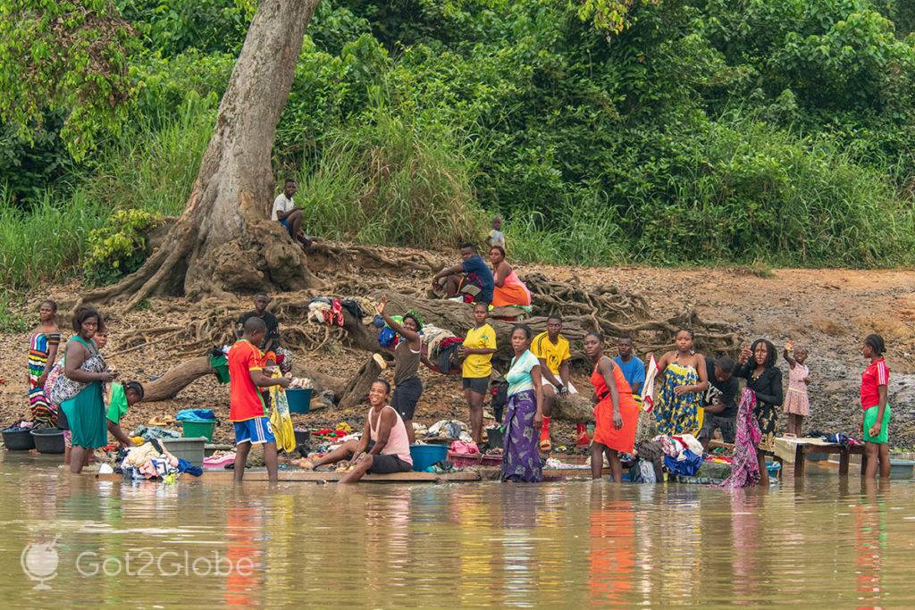Lavadeiras nas imediações de Lidjombo, Rep. Centro-Africana