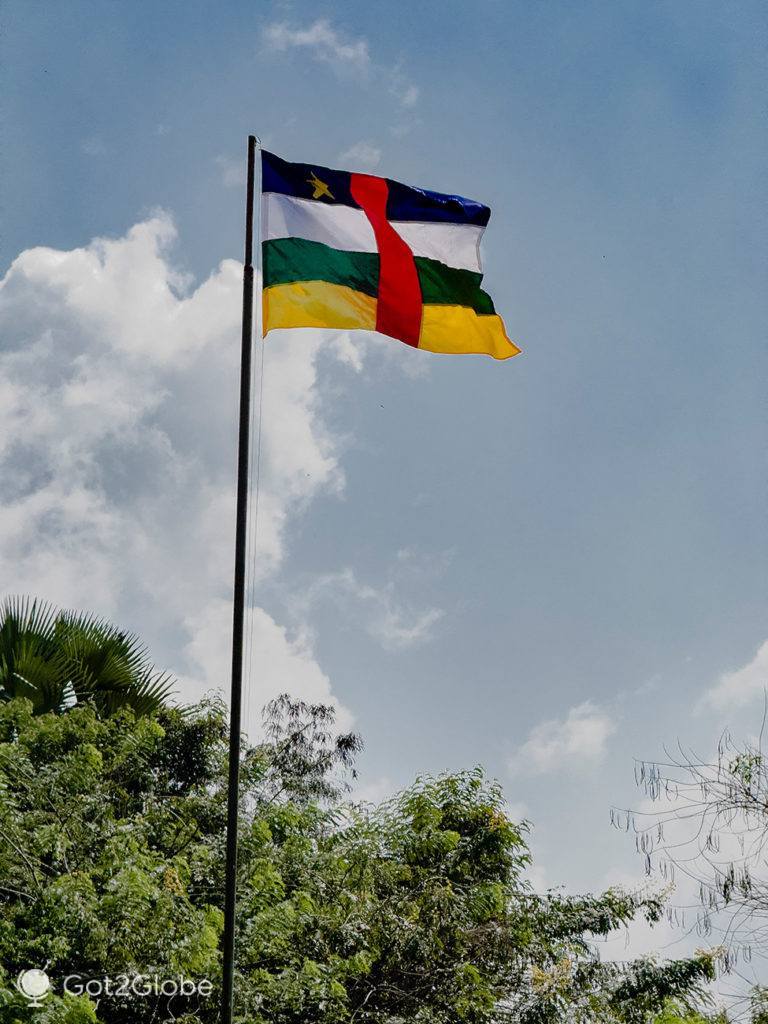 Bandeira da República Centro-Africana, ondula acima do posto fronteiriço de Lidjombo