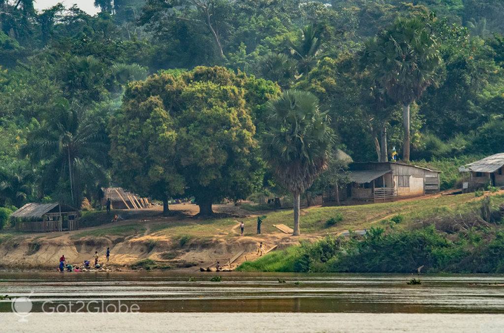 A povoação de Lidjombo algo escondida por mangueiras frondosas