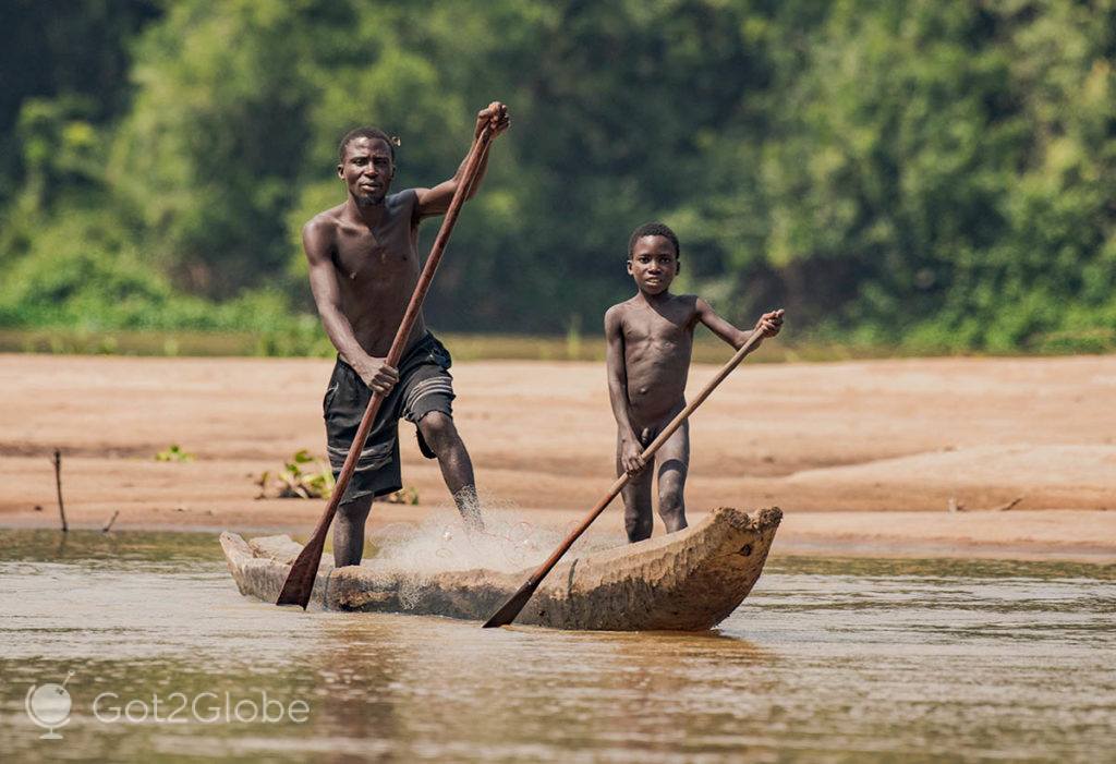 Duas gerações de pirogueiros do rio Sangha