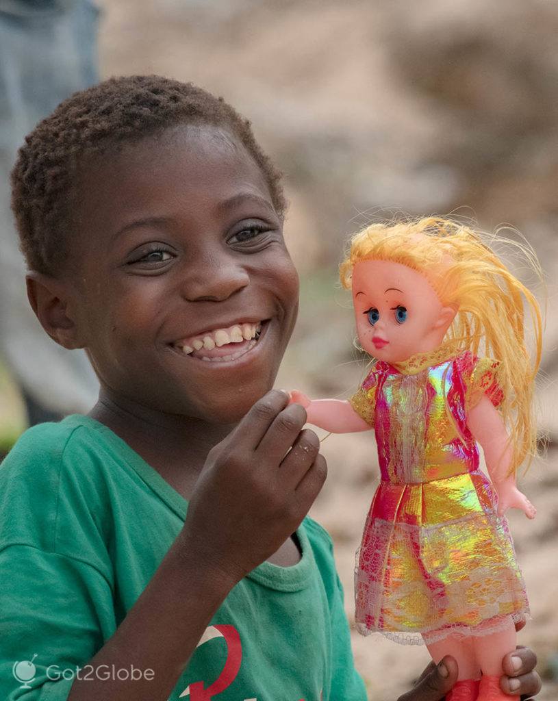 Menina com boneca, à entrada de Boin Coin, Bomassa