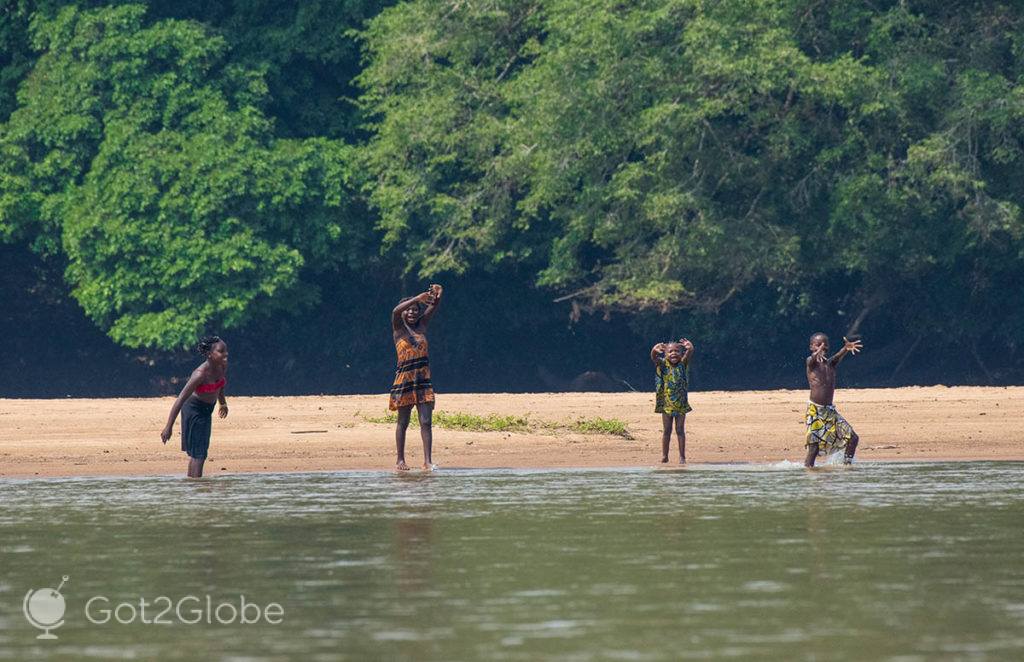 Crianças numa ilha de areia do rio Sangha