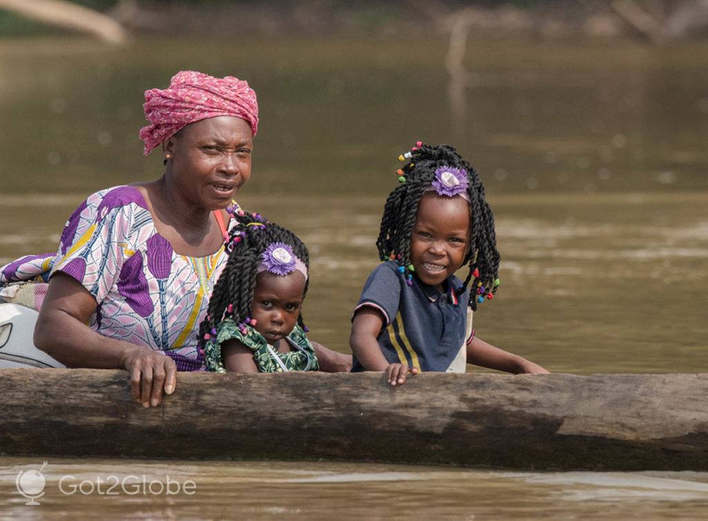 Mãe e filhas a bordo de uma piroga, no rio Sangha