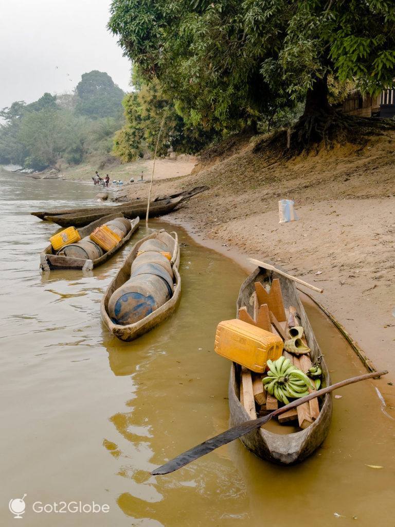 Pirogas carregadas na margem do rio Sangha de Lidjombo