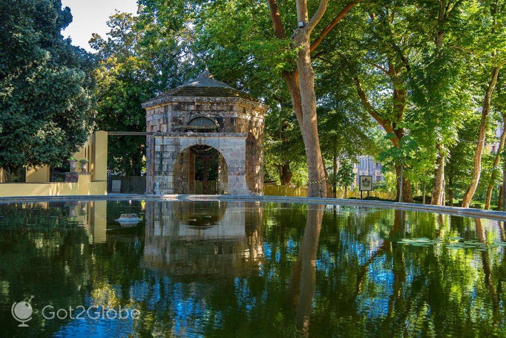 Lago e nora reflectida no Jardim do Cerco