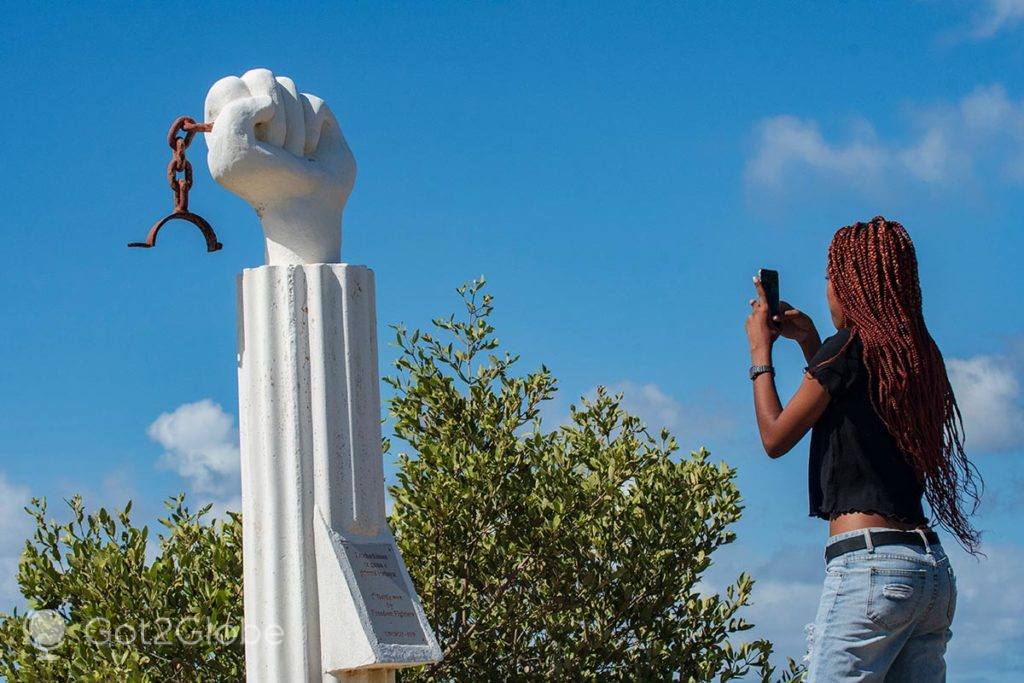 Visitante fotografa monumento da libertação da escravatura de Sint Willibrordus