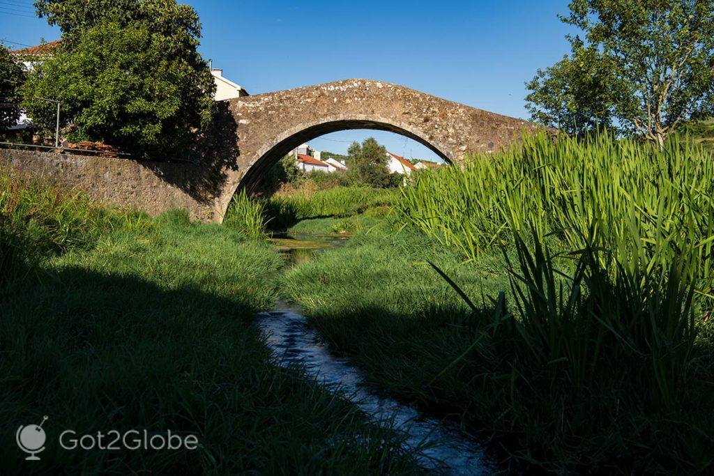 A ponte medieval de Cheleiros, sobre o rio Lizandro
