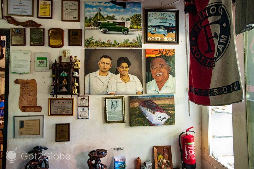 Parede repleta de memórias do restaurante Jaanchie's